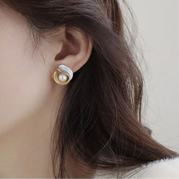 Elegant Gold Pearl Earrings A1129 - Picture 2 of 4